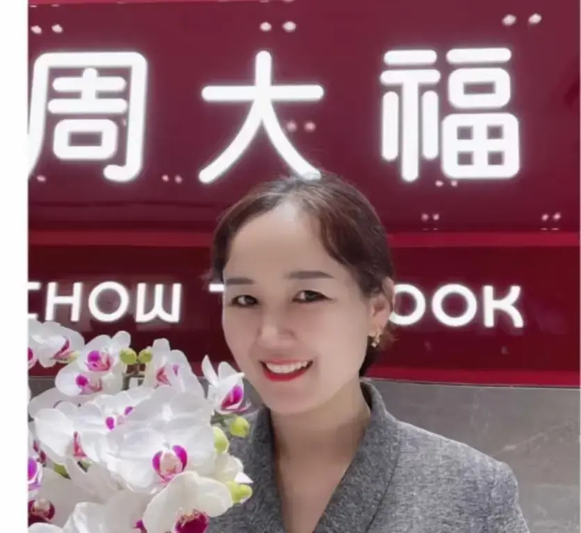 盐城周大福金店一拖三事件完整版视频-射阳门店惊现一拖三-周大福附完整版视频在线观看