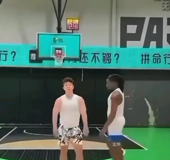 《牛教练的裤子》1080P超清免费播放-说好切磋球技黑哥却扒裤子-牛教练被追着跑保卫裤腰带《牛教练的裤子》